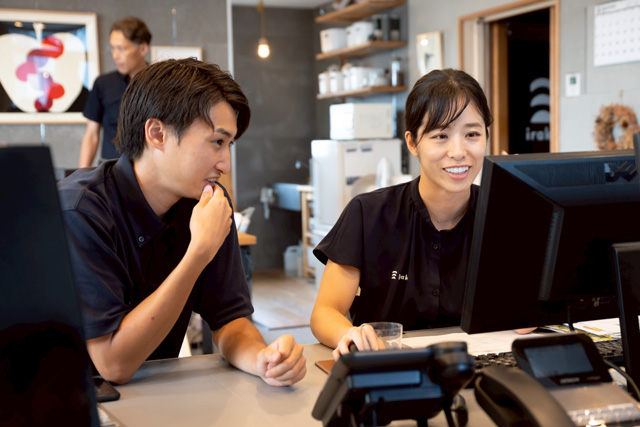 株式会社いらかのスタッフ同士で相談する様子