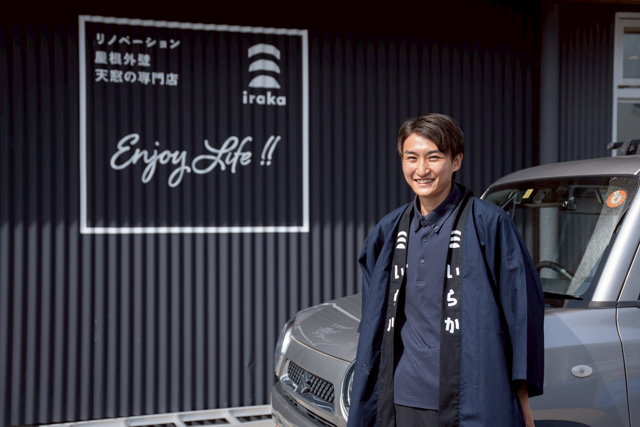 オフィス前で撮影された小日向さんの写真